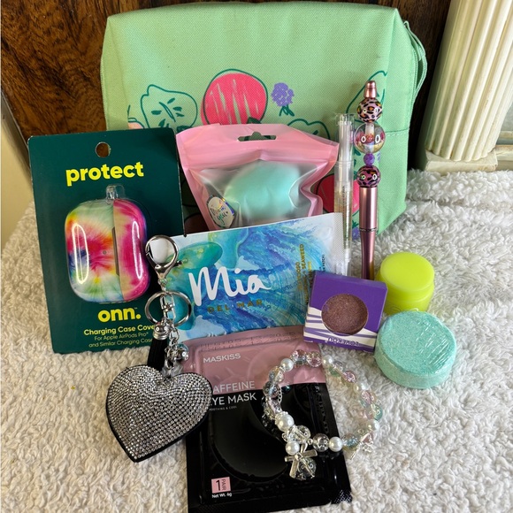 Beauty Bundle 12 Pieces Clinique Bag, ONN Case, Fashion Bracelet&Key Bag Charm + - Picture 3 of 14